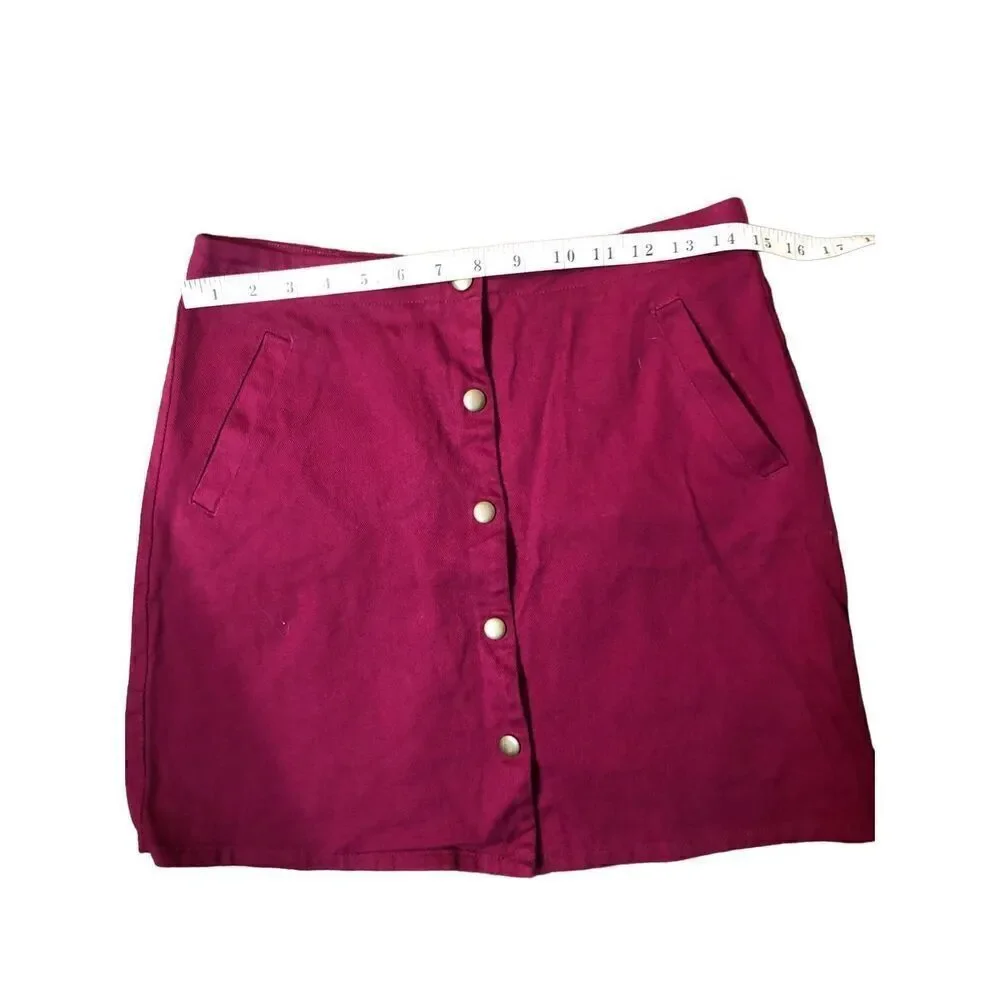 Harpers Heritage burgundy snap down front closure. 100 percent cotton mini skirt